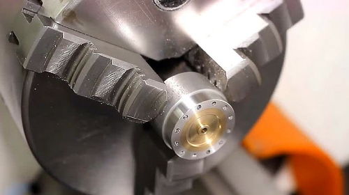 匠心独运 老师傅巧手制作电机零件，诠释农林牧渔机械配件制造的精湛技艺